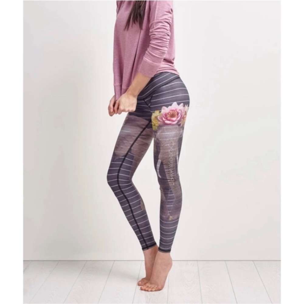 Teeki Women's ‘Love the Elephant’ Lotus Flower Leggings Hot Pants X-Small